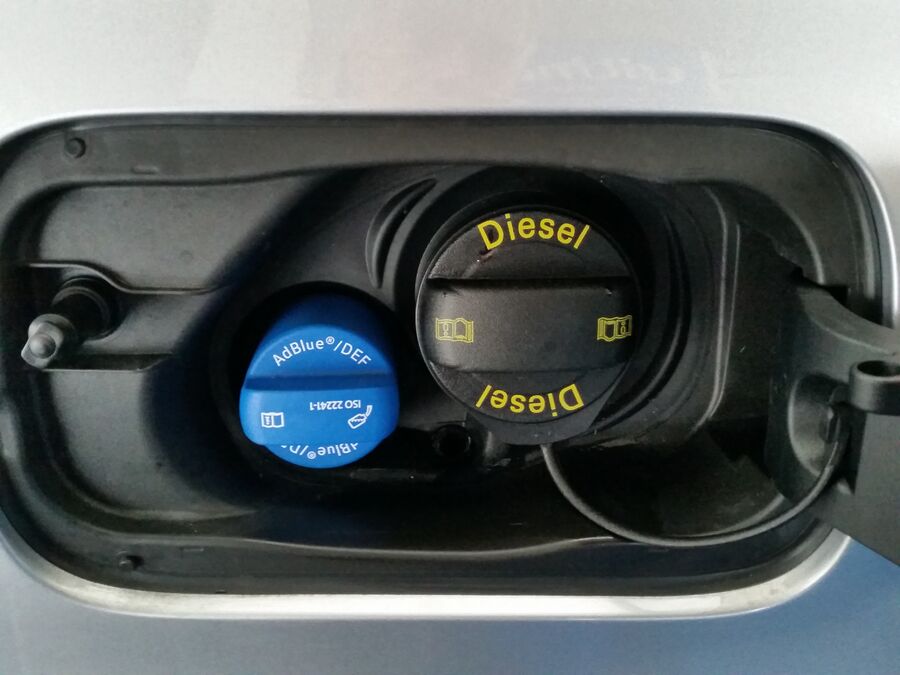 Tapa de repostaje de un turismo diésel: el tapón azul del AdBlue junto al negro del gasóleo. Confundirlos es el error más caro que se puede cometer aquí. Foto: KaiBorgeest · CC BY-SA 4.0 · Wikimedia Commons