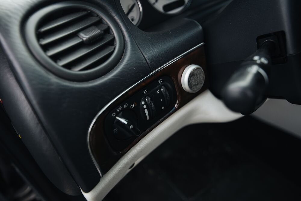 Un climatizador automático mantiene una temperatura fija; un aire acondicionado manual depende de cómo se ajusten los mandos. Foto: Shixart1985 · CC BY 2.0 · Wikimedia Commons