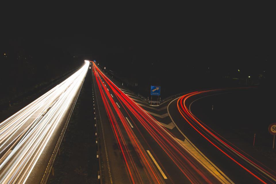 A partir de 100 km/h la resistencia del aire domina el consumo: la velocidad es la palanca más eficaz.