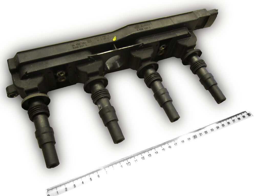 En los motores actuales cada bujía suele tener su propia bobina encima, y distinguir cuál de las dos falla es parte del diagnóstico. Foto: Cschirp · CC BY-SA 3.0 de · Wikimedia Commons