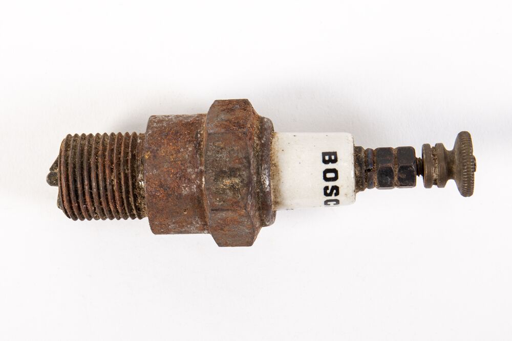 La bujía cierra el circuito de alta tensión con un salto de chispa entre dos electrodos separados por décimas de milímetro. Foto: Bosch · CC BY 4.0 · Wikimedia Commons