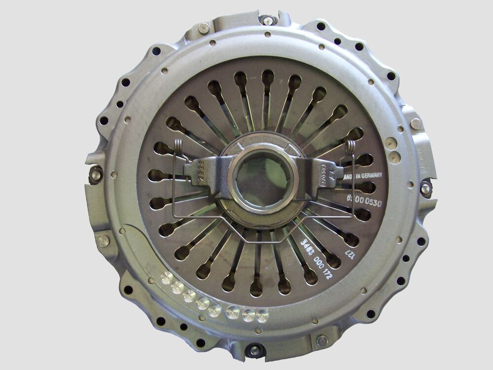 El disco de embrague trabaja por fricción entre el motor y la caja de cambios: cada vez que patina de forma controlada, se gasta un poco. Foto: Panoha · CC BY-SA 3.0 · Wikimedia Commons