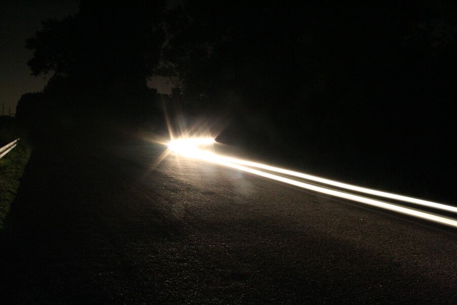 Con las largas encendidas se ve mucho más lejos y se deslumbra a quien viene: bajarlas a tiempo es parte del uso correcto. Foto: Andreas Fink · CC BY-SA 2.5 · Wikimedia Commons