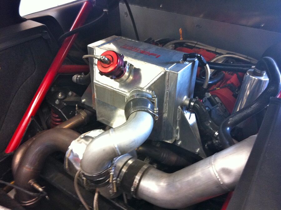 El intercooler enfría el aire comprimido antes de que entre al motor: el aire frío es más denso, y más densidad es más oxígeno en el mismo cilindro. Foto: Alison Cassidy · CC BY-SA 3.0 · Wikimedia Commons