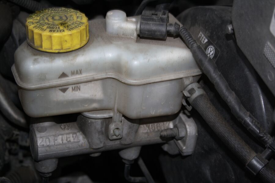 Depósito del líquido de frenos en el vano motor, con su tapón y la marca de nivel. Foto: Frettie · CC BY 3.0 · Wikimedia Commons