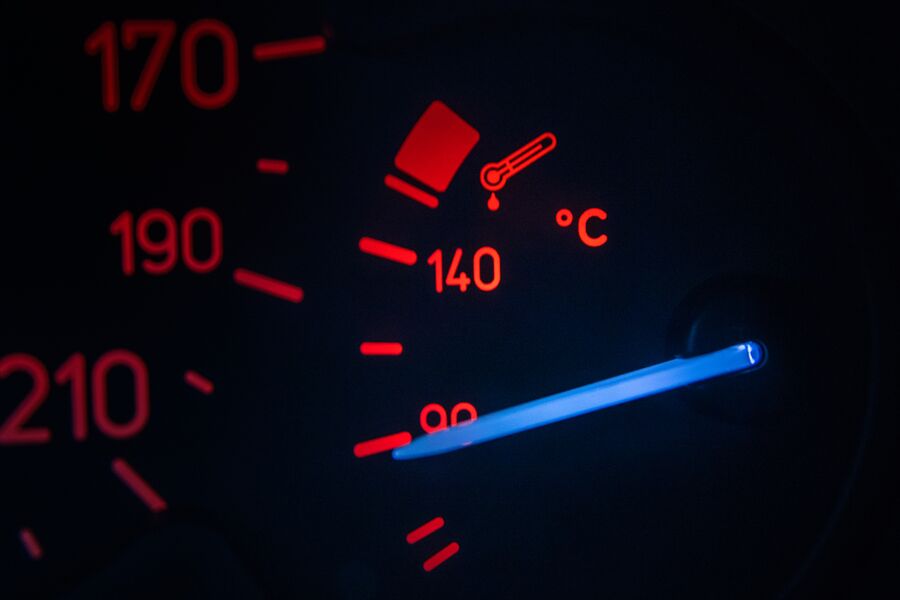 La aguja o el testigo de temperatura son el único aviso que da el sistema: cuando se mueven, hay que parar. Foto: Ivan Radic · CC BY 2.0 · Wikimedia Commons
