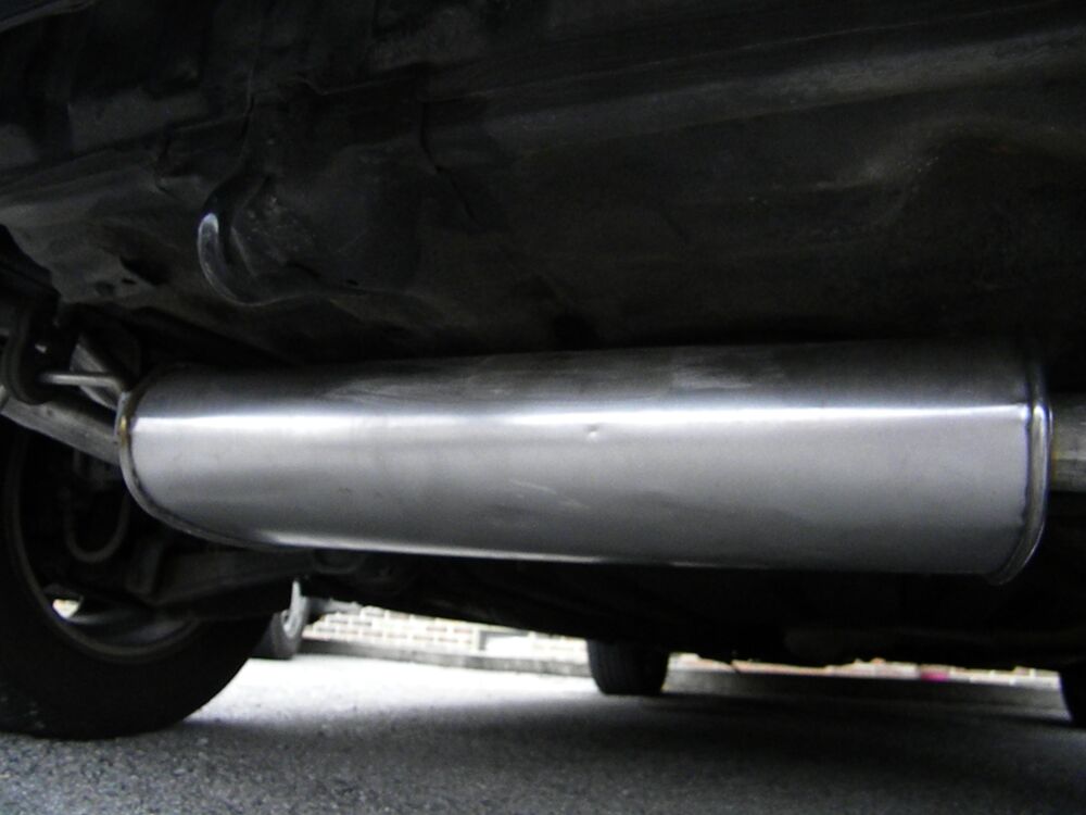 El DPF forma parte de la línea de escape, aguas abajo del catalizador y con sus propios sensores de temperatura y presión. Foto: CrowzRSA · CC BY-SA 4.0 · Wikimedia Commons