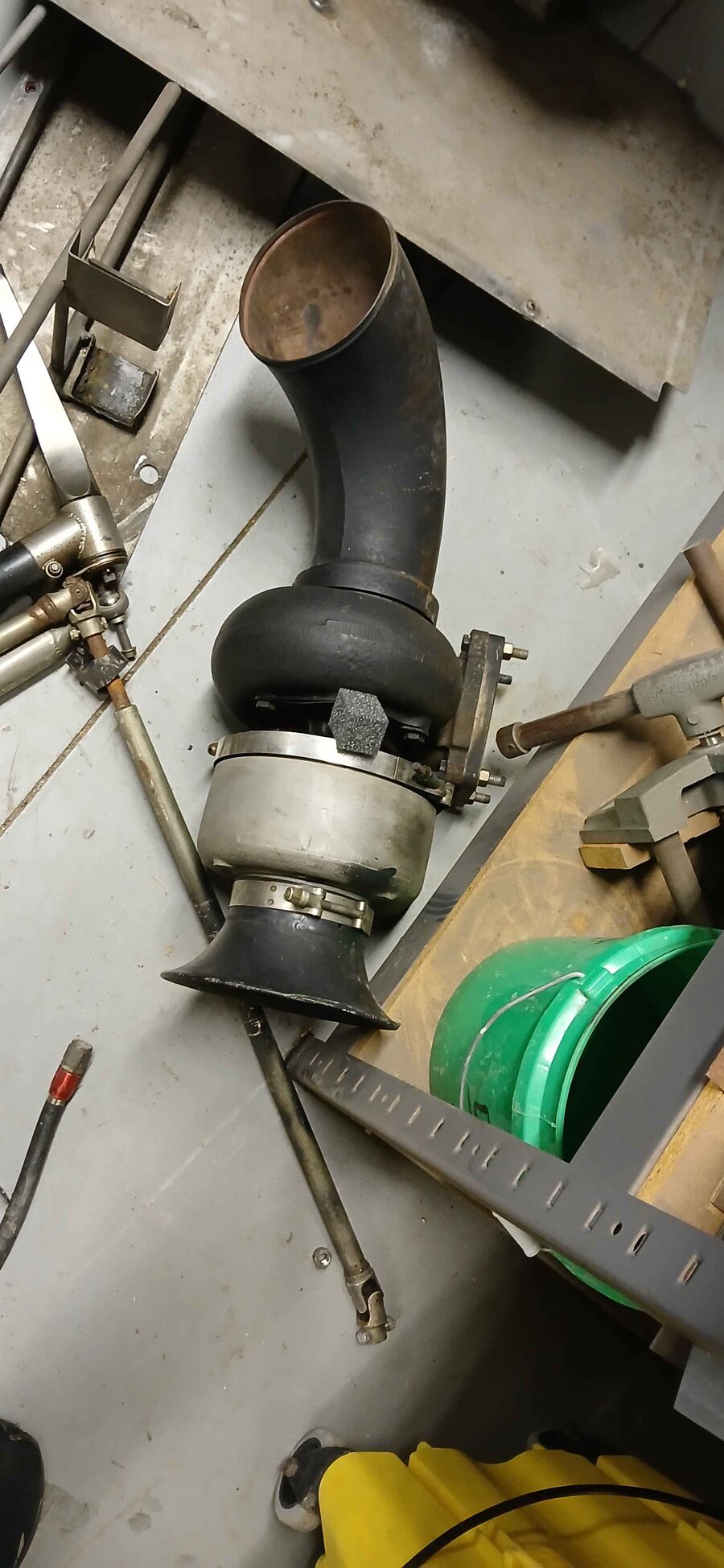 Un turbocompresor es una turbina y un compresor unidos por un eje común: los gases de escape mueven la turbina y esta comprime el aire que entra al motor. Foto: Penske PC-6 · CC BY 4.0 · Wikimedia Commons
