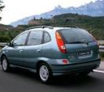 Nissan Tino  2001